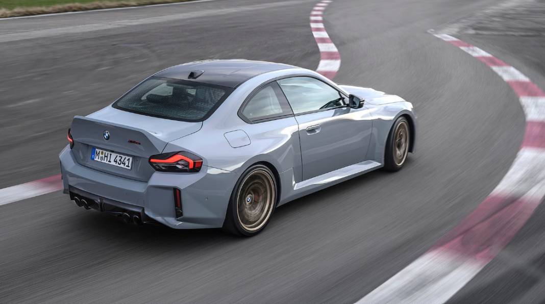 2026 BMW M2 CS’ye ilk bakış: Fiyat ve performansı uçtu! Manuel sevenleri ise üzecek 1